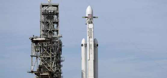 SpaceX的猎鹰重型火箭等待发射美国东部