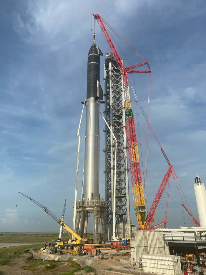 埃隆·马斯克展示完全堆叠的SpaceX星际飞船和超重型火箭