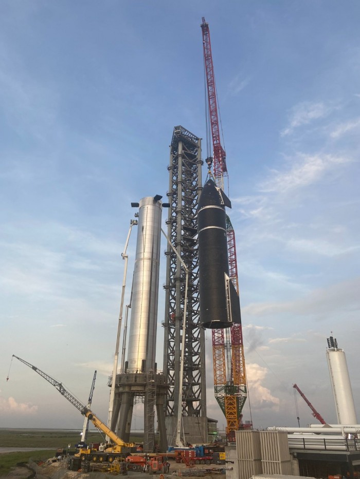 埃隆·马斯克展示完全堆叠的SpaceX星际飞船和超重型火箭