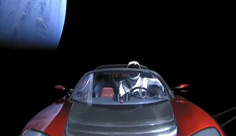 ElonMusk：踩在特斯拉的报废电池，穿过火