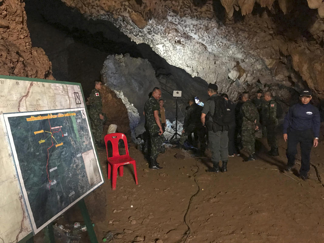 
12名青少年泰国少年睡一个洞穴探险时